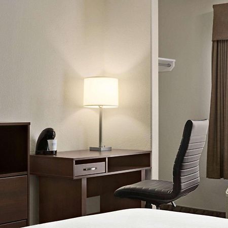Hotel Super 8 By Wyndham Calgary Shawnessy Area Exterior foto