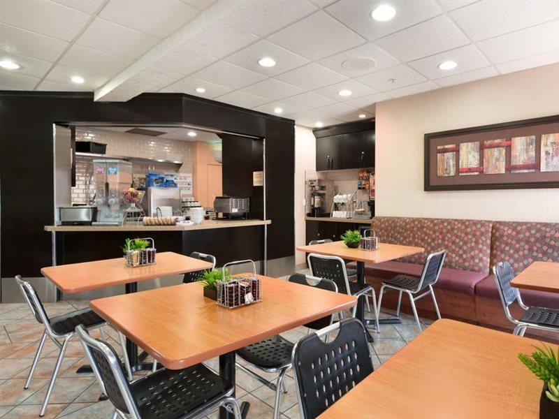 Hotel Super 8 By Wyndham Calgary Shawnessy Area Exterior foto
