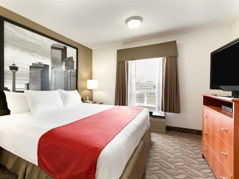 Hotel Super 8 By Wyndham Calgary Shawnessy Area Exterior foto