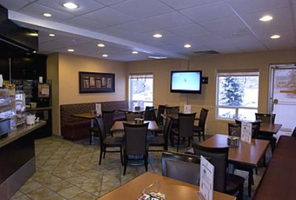 Hotel Super 8 By Wyndham Calgary Shawnessy Area Exterior foto