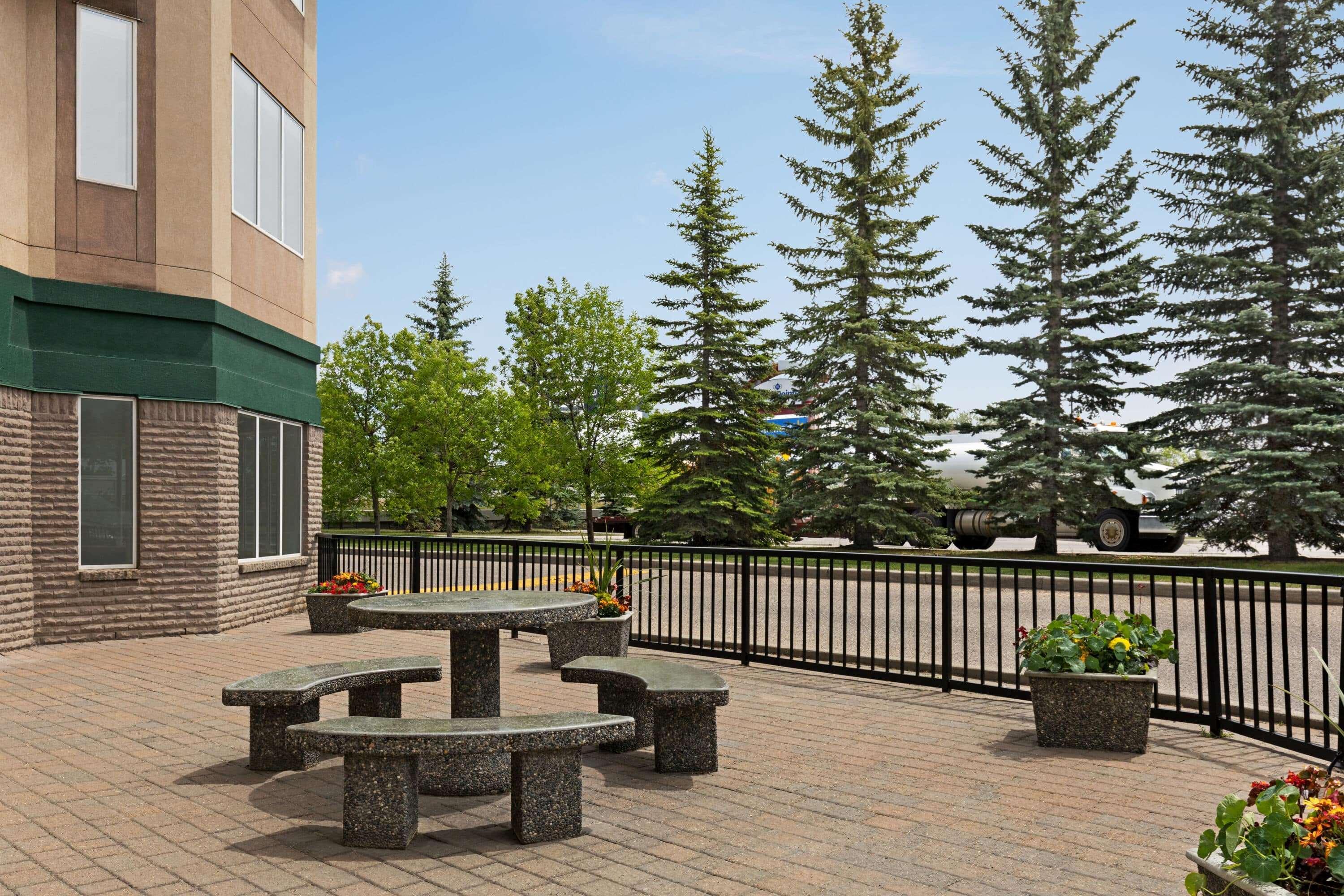 Hotel Super 8 By Wyndham Calgary Shawnessy Area Exterior foto