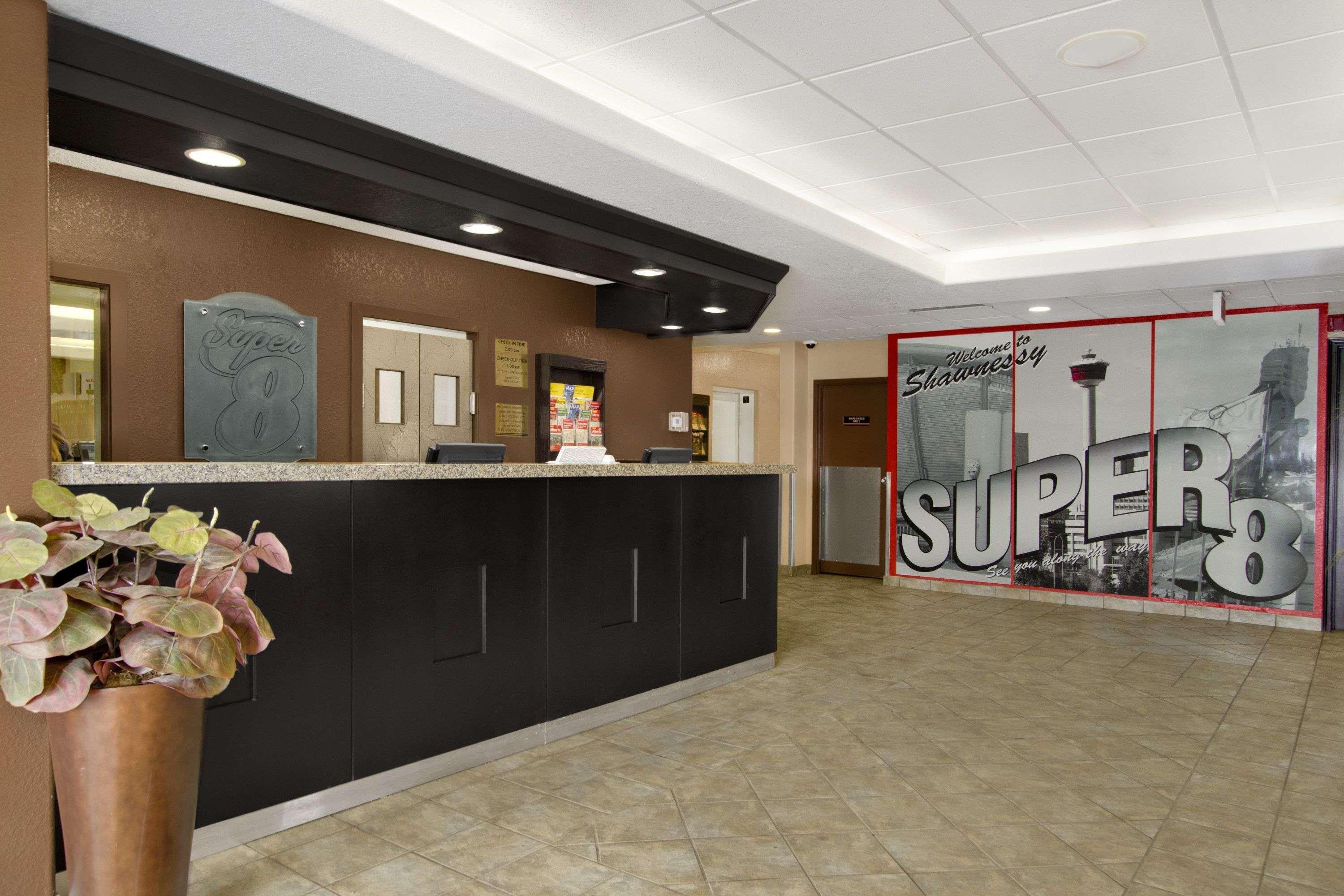 Hotel Super 8 By Wyndham Calgary Shawnessy Area Exterior foto