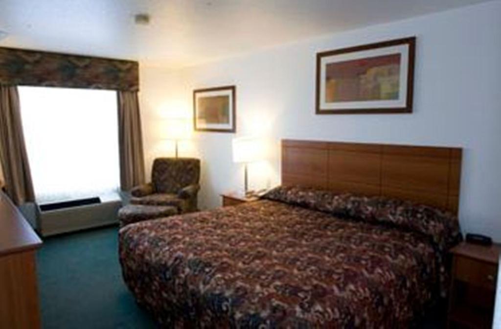 Hotel Super 8 By Wyndham Calgary Shawnessy Area Exterior foto