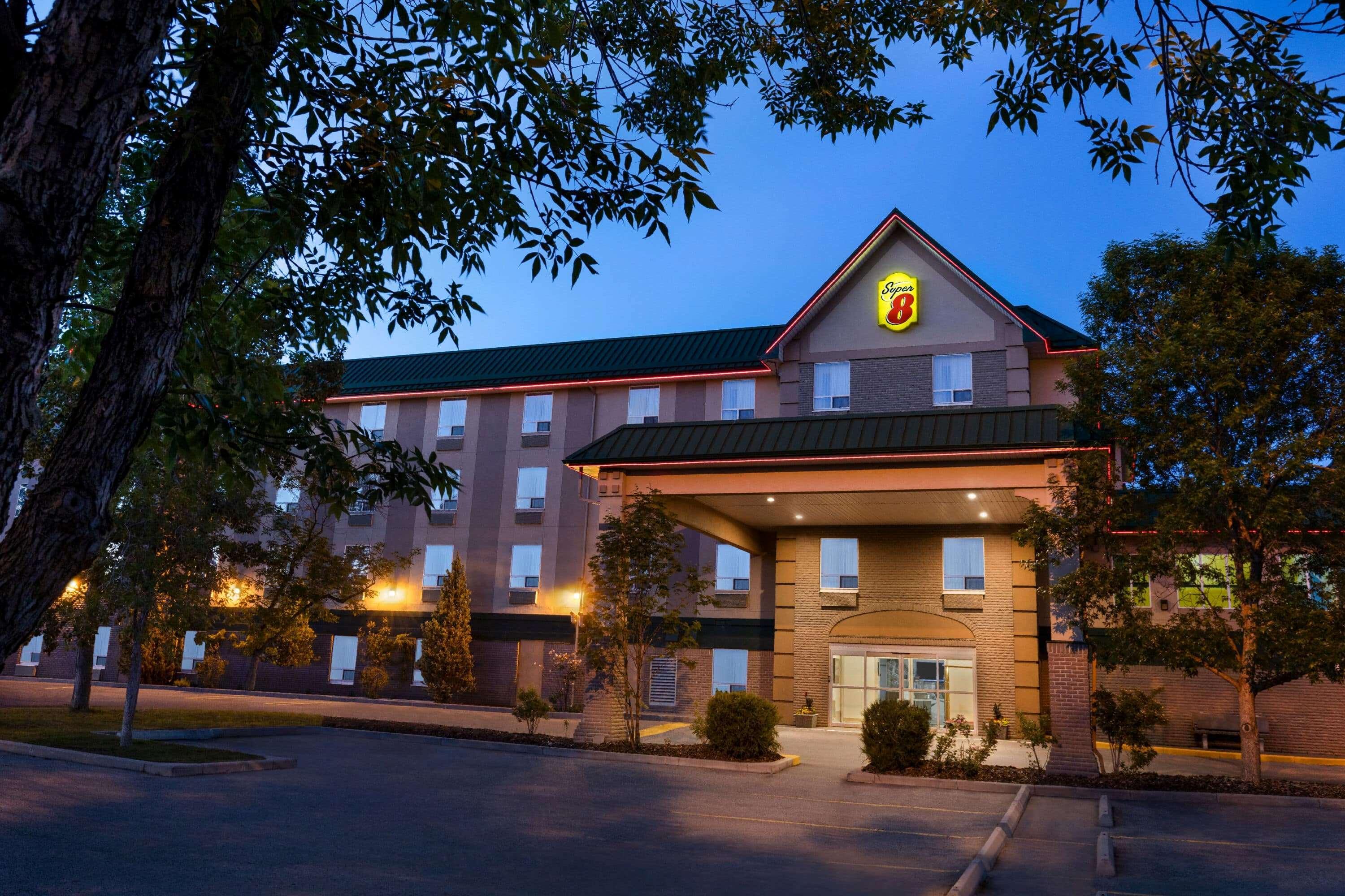 Hotel Super 8 By Wyndham Calgary Shawnessy Area Exterior foto