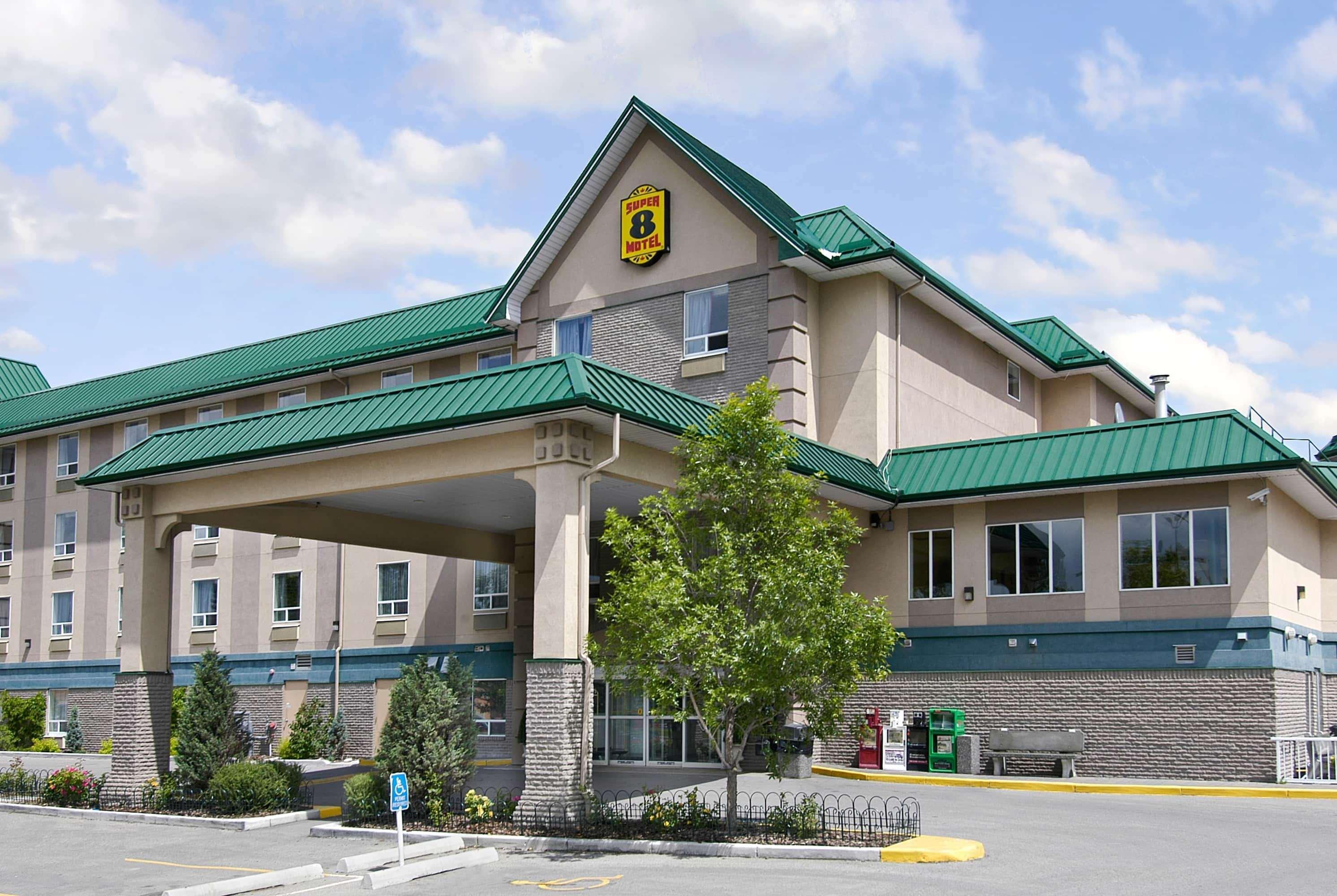 Hotel Super 8 By Wyndham Calgary Shawnessy Area Exterior foto