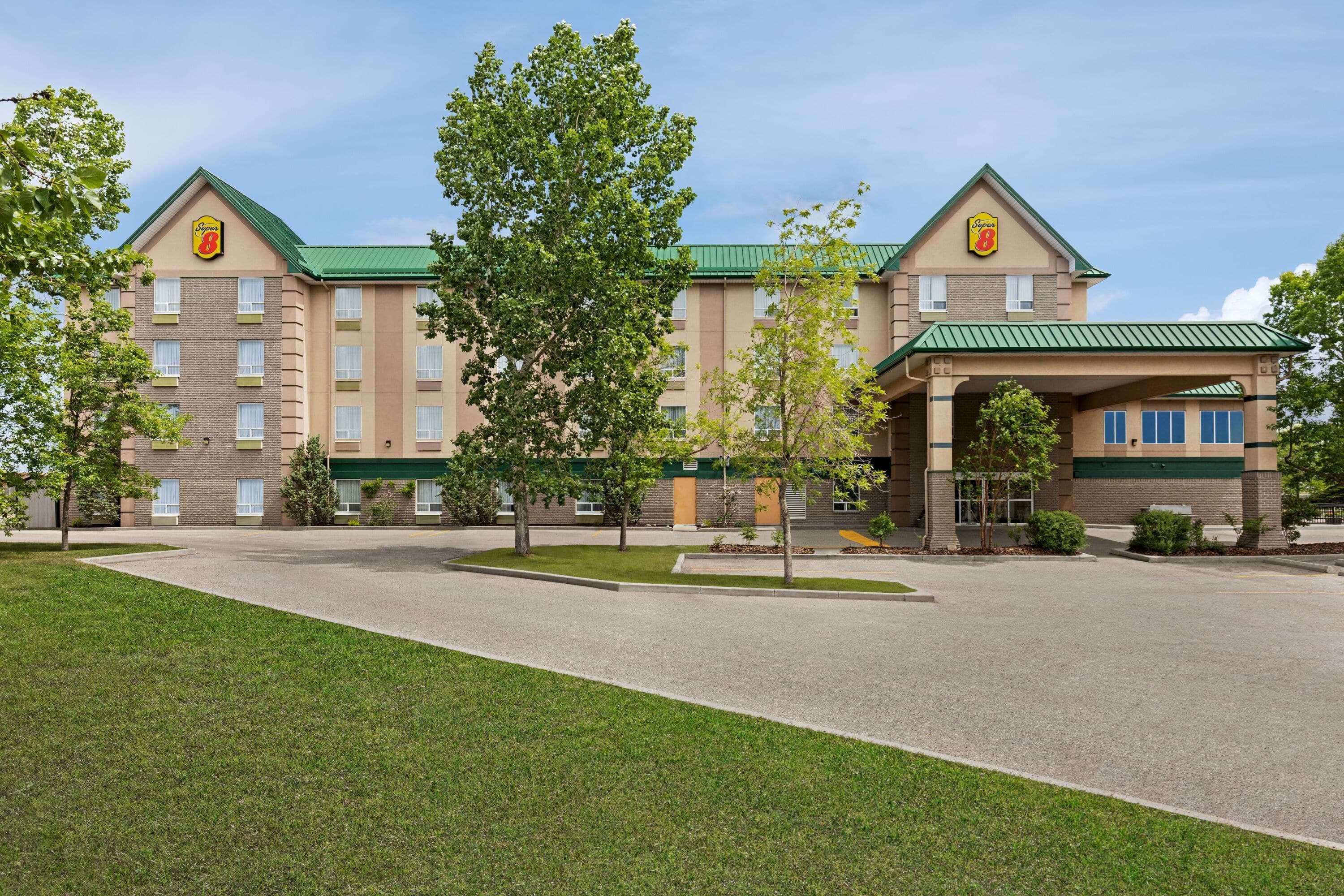 Hotel Super 8 By Wyndham Calgary Shawnessy Area Exterior foto