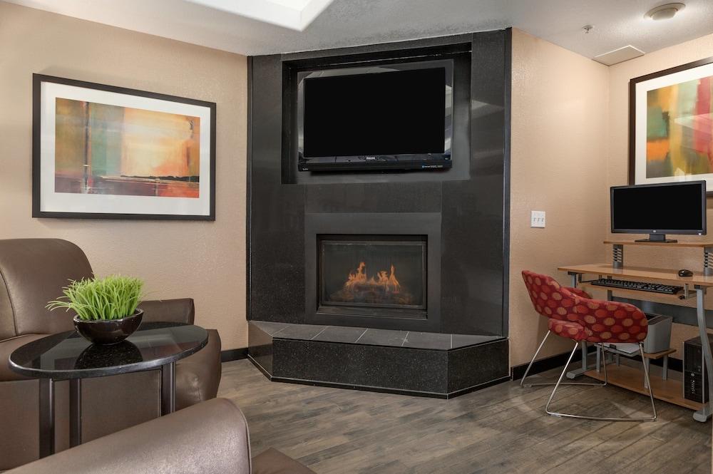 Hotel Super 8 By Wyndham Calgary Shawnessy Area Exterior foto