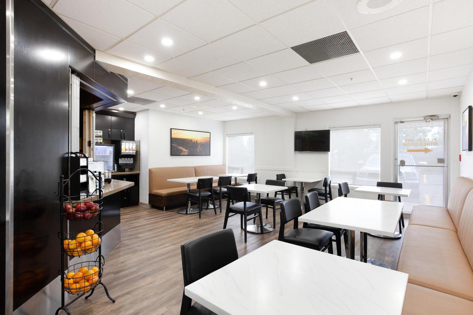Hotel Super 8 By Wyndham Calgary Shawnessy Area Exterior foto