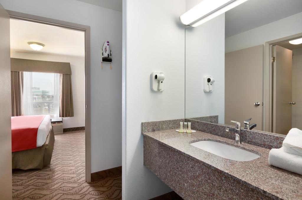 Hotel Super 8 By Wyndham Calgary Shawnessy Area Zimmer foto